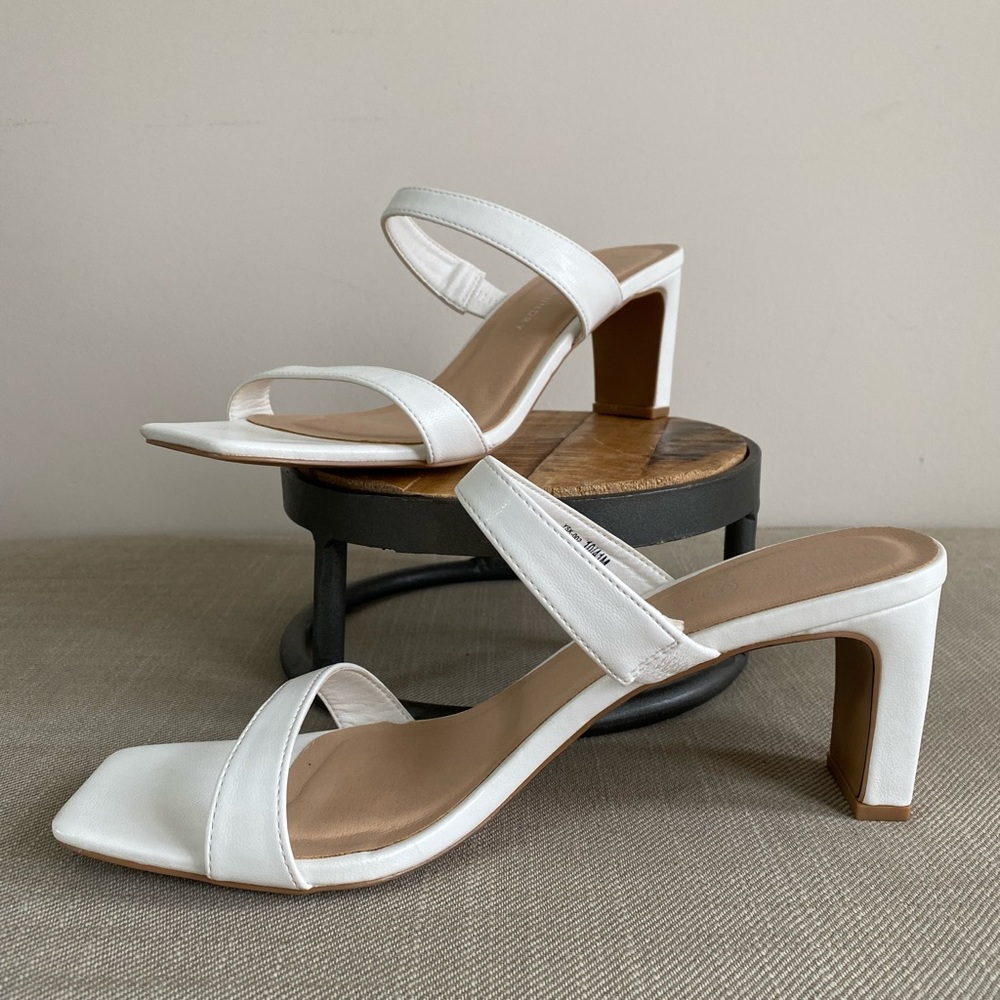 Chinese Laundry Women’s Yanti Softy Kid Heeled White Sandal (size 10)